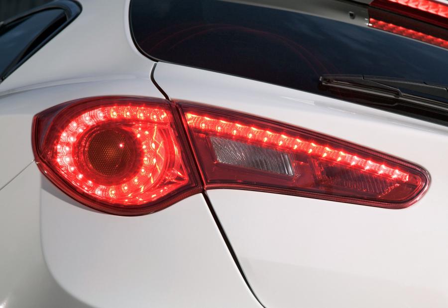 Детали экстерьера Alfa Romeo Giulietta Cloverleaf (940) 2010 года  (UK) (фото 19 из 40)